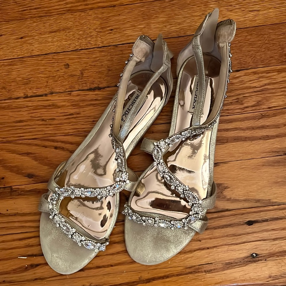 Badgley Mischka gold shoes size 8.5